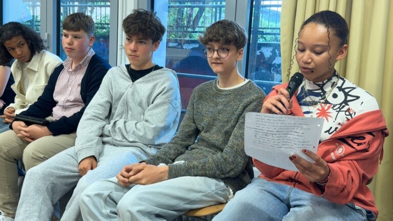 Les jeunes face à la politique : réflexions et témoignages en une exposition