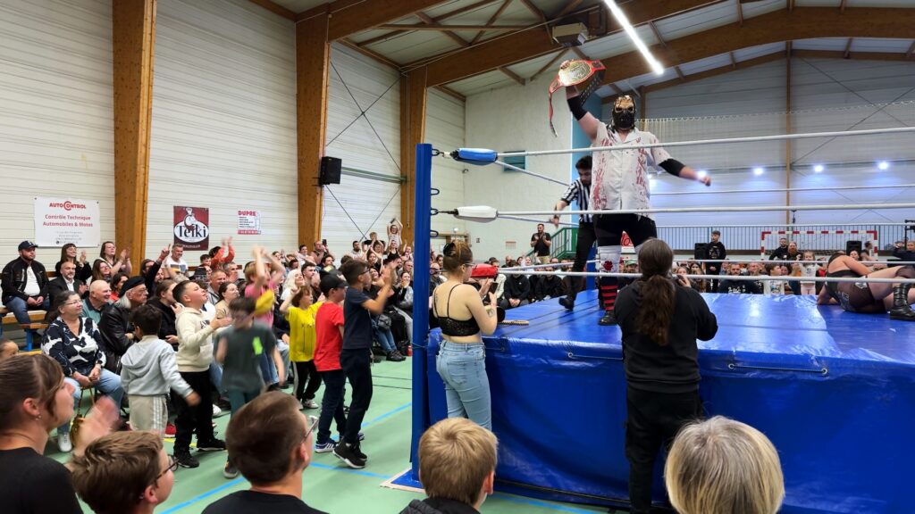 Le public met l’ambiance à la 10ème Nuit du Catch