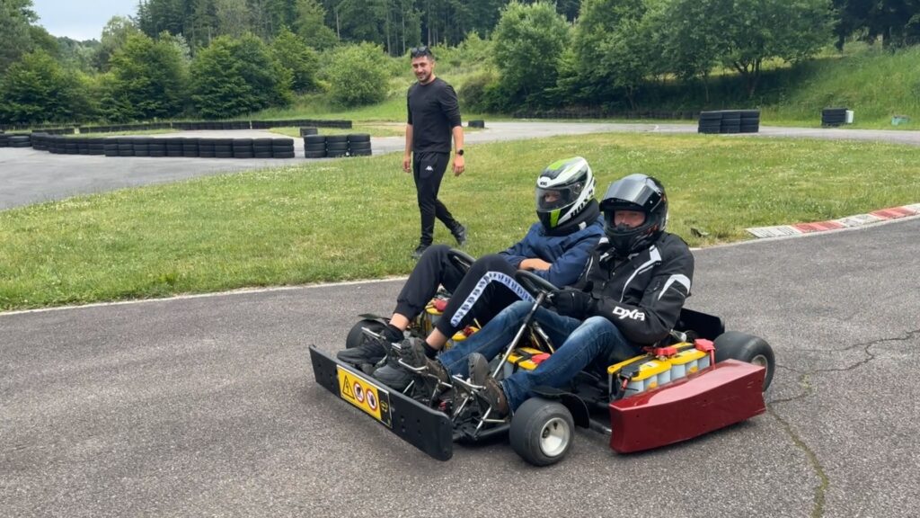 Des ados ont construit un kart électrique deux places