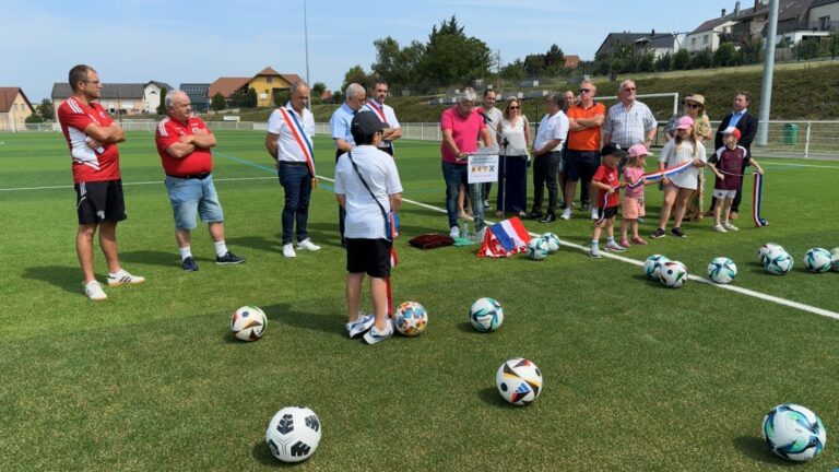 Ce terrain de foot synthétique facilite la pratique sportive locale