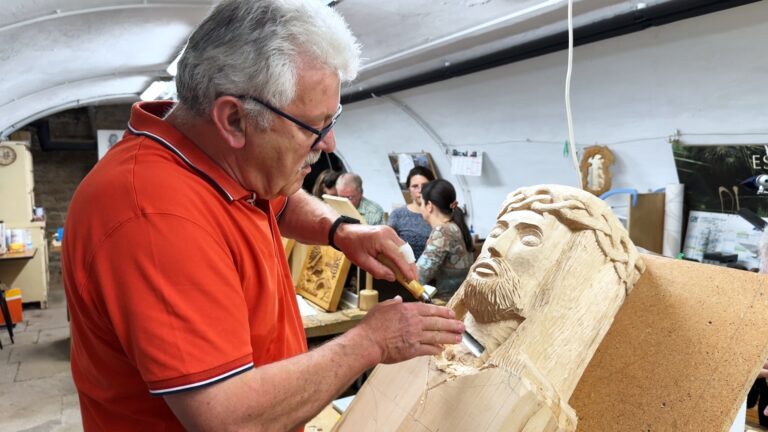 Hop'la, le portrait : Bertrand Meyer transmet sa passion de la sculpture sur bois
