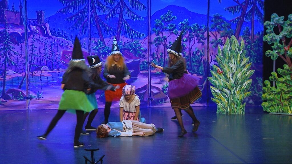 Les jeunes comédiens du foyer culturel sur scène