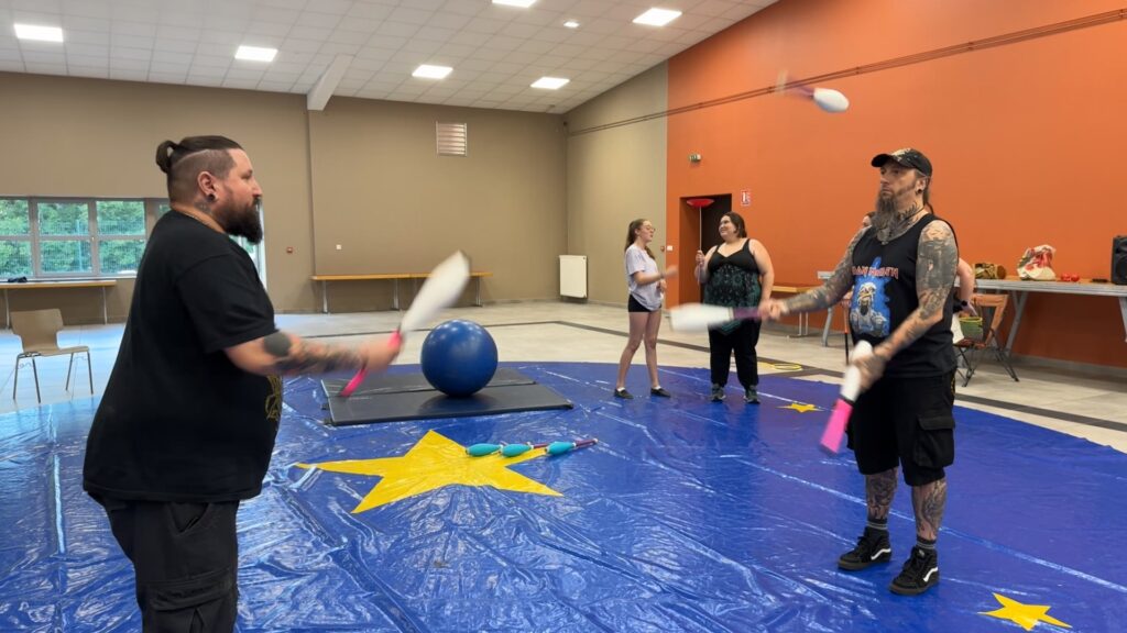 Plongée au cœur des entraînement de la compagnie de cirque « C’est pas nous »