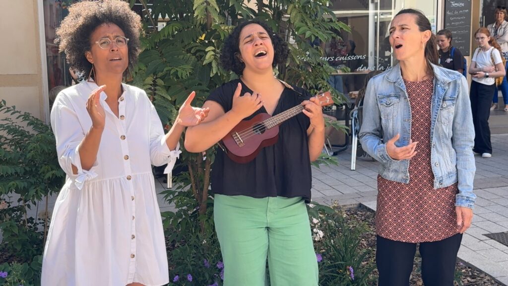 À Hue et à Dia : des chanteuses parcourent le monde en chansons
