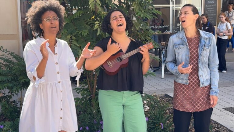 À Hue et à Dia : des chanteuses parcourent le monde en chansons