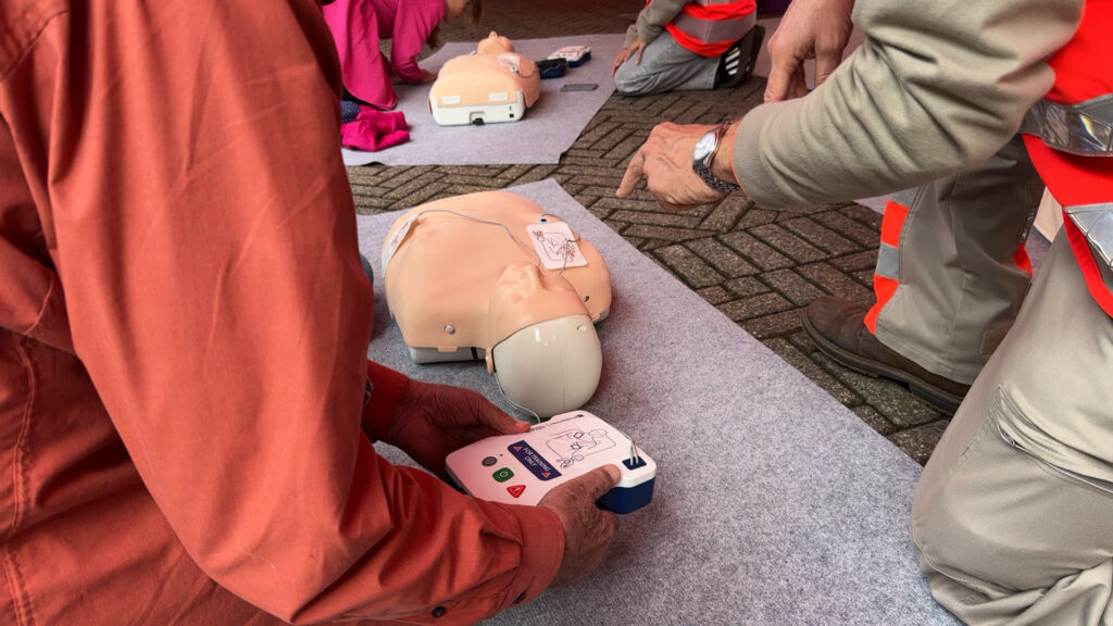 Sensibiliser la population aux gestes de premiers secours.