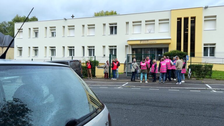 L’intersyndicale manifeste devant le centre des Finances publiques
