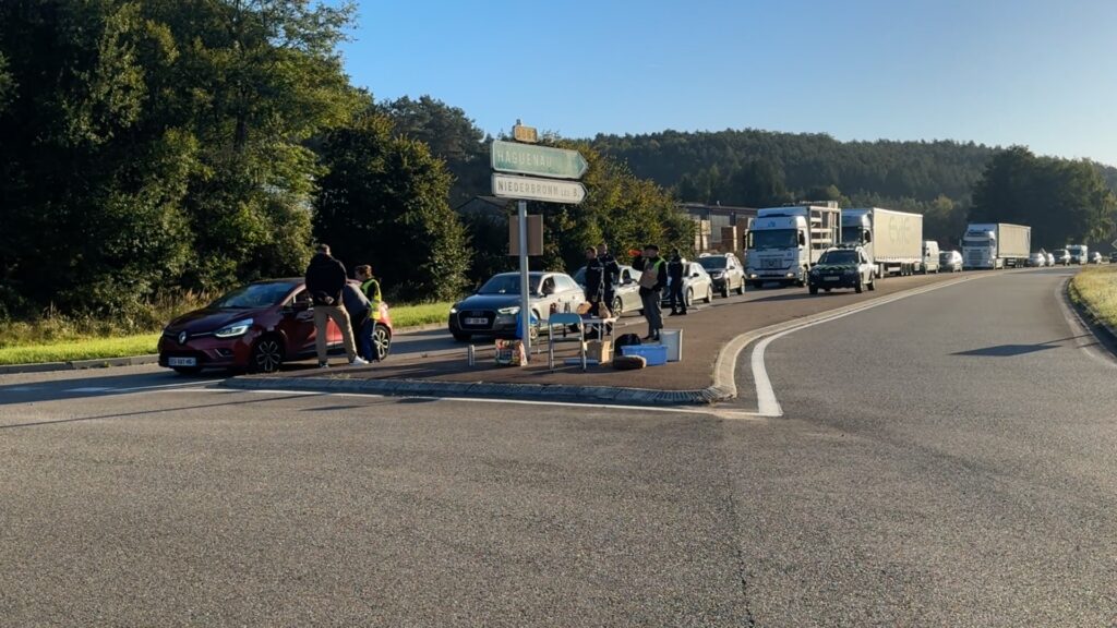 « Bloquons tout » sur le rond-point de la caserne des pompiers de Bitche