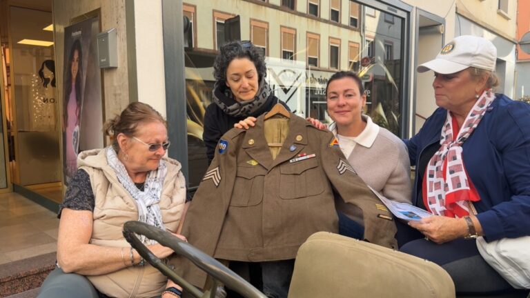 Don d’une veste de l’armée d’un vétéran US à l’Espace Mémoire