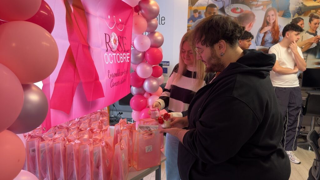 Un mot et une bougie en soutien aux femmes atteintes d’un cancer du sein