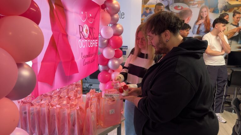 Un mot et une bougie en soutien aux femmes atteintes d’un cancer du sein