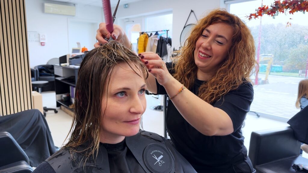 À travers sa passion de la coiffure, Serafina souhaite donner le sourire aux gens