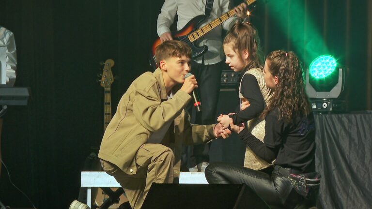 12 jeunes talents se rassemblent sur scène pour Clémence