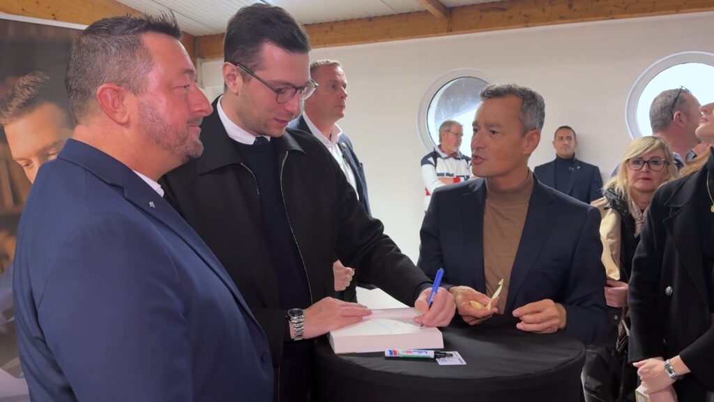 Jordan BARDELLA en dédicace à Woustviller