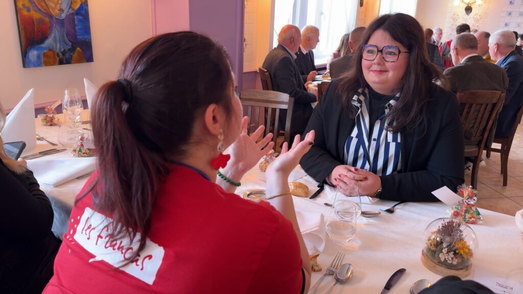 Recruteurs et jeunes candidats passent "tous à table”