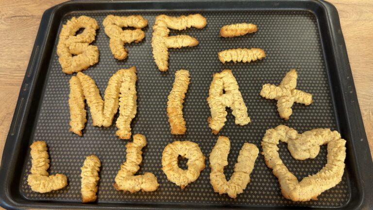 Enfilez vos tabliers ! : Pour Noël, Lilou et Mia préparent des biscuits de Noël