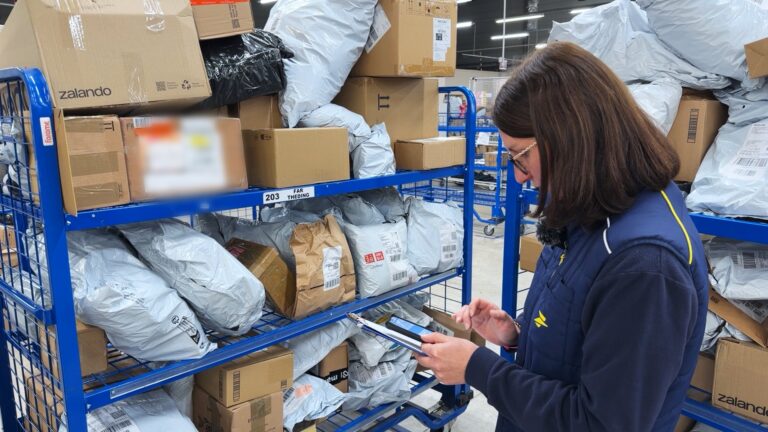 La plateforme de La Poste de Woustviller en plein rush des colis