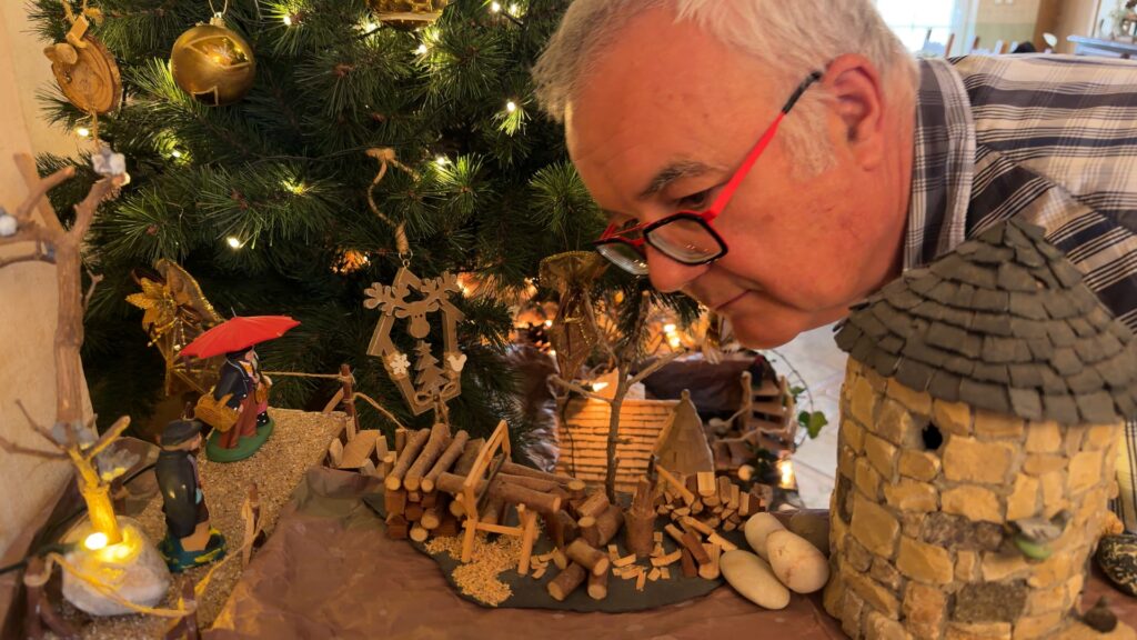 Dans l’atelier de Patrick : la magie d’un village de Noël fait main