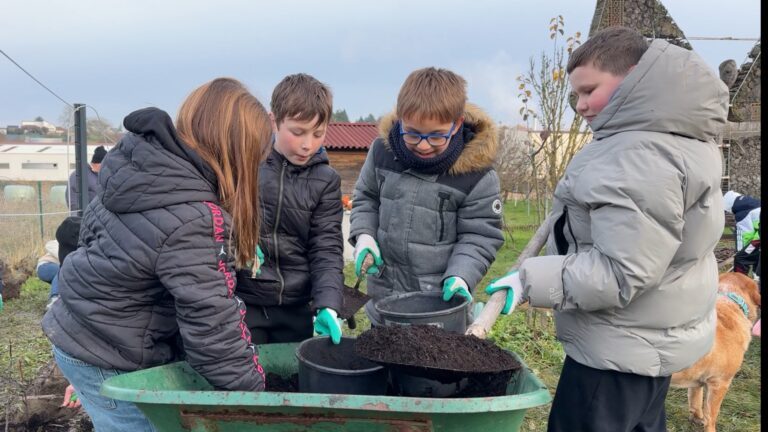 16 arbres fruitiers mis en terre grâce aux écoliers et arboriculteurs