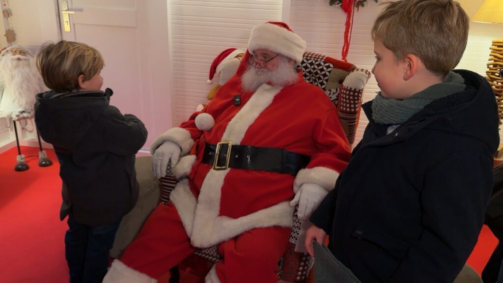 Le Père Noël se prépare avant sa grande tournée