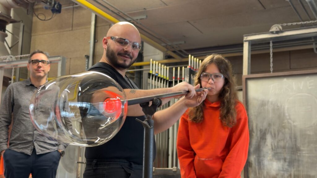 Des collégiens à la découverte des métiers du verre au CIAV