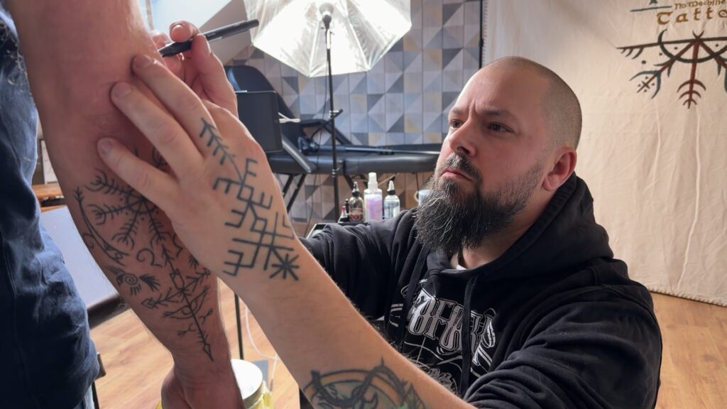 Sous l’aiguille, l’empreinte d’un tatoueur passionné