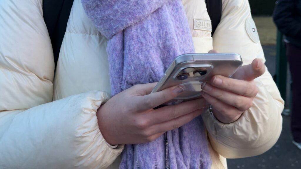 Interdiction des portables au lycée : qu’en pensent les lycéens ?