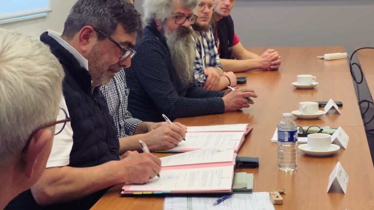 Les associations, acteurs essentiels du territoire. La communauté de communes du Pays de Bitche poursuit son engagement avec eux, en signant plusieurs conventions. Pour 2026, 547 000€ sont prévus pour une quinzaine d’associations afin de dynamiser le territoire ITV Serge WEIL – Vice-président de la CCPB “La communauté de commune est présente aux côtés des associations du territoire, que ce soit dans le domaine culturel, dans le domaine de la jeunesse, des sports, des loisirs, de l'information aussi, puisque on a également souscrit à cette subvention. De manière à ce que ces associations puissent agir en faveur des habitants du territoire d'une part, mais aussi en faveur des touristes. La SHAL par exemple. C'est l'exemple même de soutien que peut apporter la collectivité à l'ensemble des associations qui agissent pour les biens du territoire, pour le marketing territorial.” 110 000 euros seront dédiés aux appels à projet, dont 80 000€ pour l’enfance-jeunesse, et 10 00€ pour la culture, le sport et les loisirs, et le tourisme. La CCPB a également lancé des appels à manifestions d’intérêt, avec pour objectifs de valoriser des équipements publics et de développer des actions sur les sites touristiques : le site verrier de Meisenthal, le moulin d’Eschviller, l’ouvrage du Simserhof, le musée du Sabotier, et pour la première fois le collège Saint Augustin. Trois nouvelles conventions de partenariat ont été signées pour valoriser le patrimoine, les itinéraires de loisirs et les équipements culturels. L’association des randonneurs du Pays de Bitche, les amis du verre, et la Société d’Histoire et d’Archéologie de Lorraine. ITV Joël BECK - Président de la SHAL “Je me réjouis bien entendu de la signature de ce type de convention, parce que parmi les buts d'une société d'histoire, il y a naturellement la préservation du patrimoine. Et ainsi, après plusieurs années d'attente d'études, nous avons enfin concrétisé la protection et la valorisation de rochers sculptés gallo-romains exceptionnels sur le pays de Bitche.” La section du Pays de Bitche des jeunes agriculteurs bénéficie d’une subvention de 2000 euros pour leur participation à la 12ème édition des Terres de Jim. De cette manière la CCPB souhaite valoriser les savoir-faire locaux.