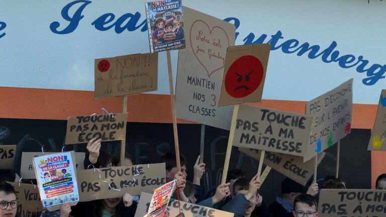 Parents et élèves vent debout contre les fermetures de classes