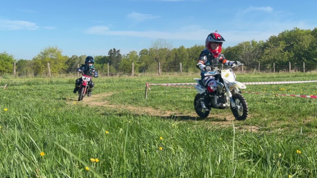 Des jeunes pilotes en stage de perfectionnement de motocross