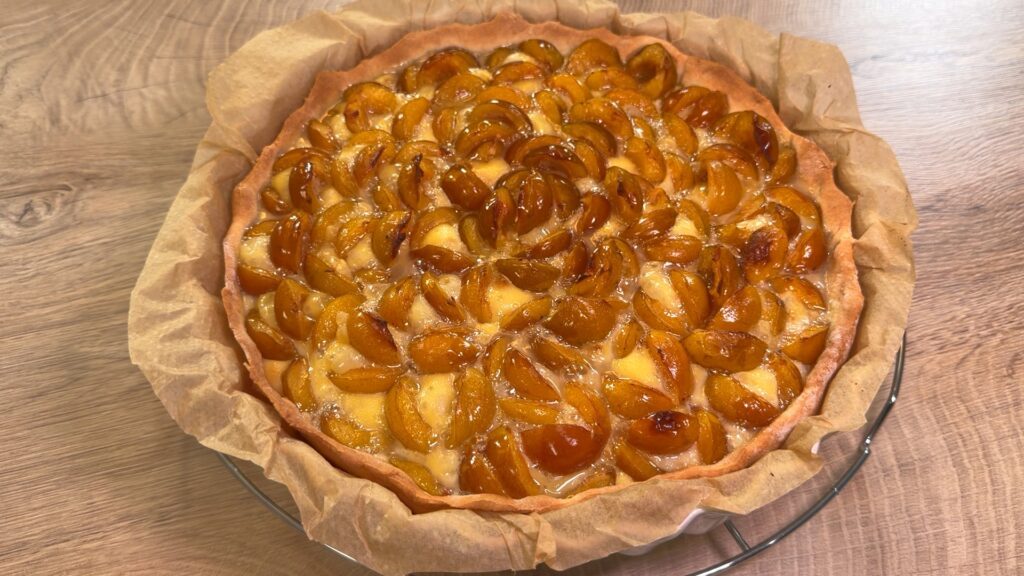 Audrey prépare une tarte aux mirabelles