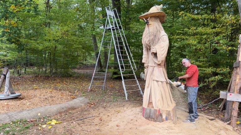 Fernand Olona réalise une nouvelle sculpture en forêt